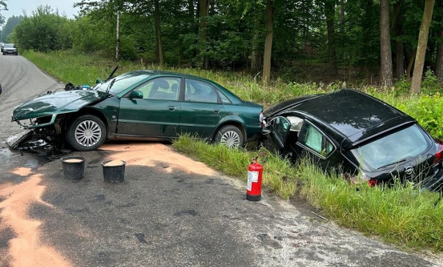 Na drodze w Słupcu zderzyły się dwa samochody. Jeden z nich wpadł do rowu, drugi zatrzymał się na poboczu drogi