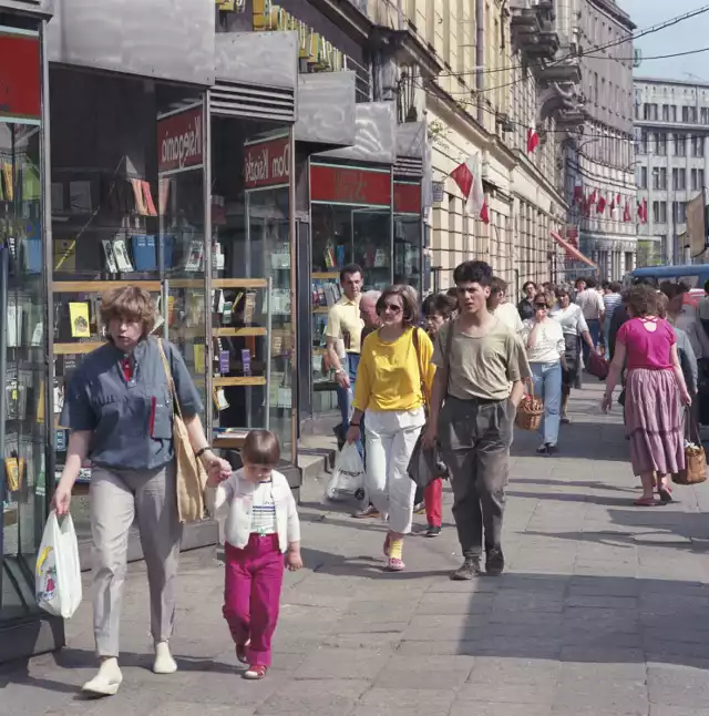 Przechodnie na ulicy Brackiej w 1987 roku