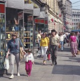 Moda wprost z ulic Warszawy. Tak wyglądali mieszkańcy stolicy w czasach PRL