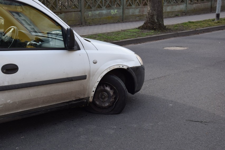 Wjechał w zaparkowane auto na ulicy Polnej w Szczecinku [zdjęcia]