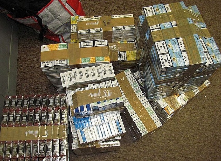 Policjanci znaleźli przemyt papierosów ukryty w aucie