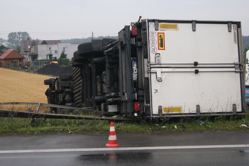 Wypadek ciężarówki w Opatówku na drodze krajowej nr 12