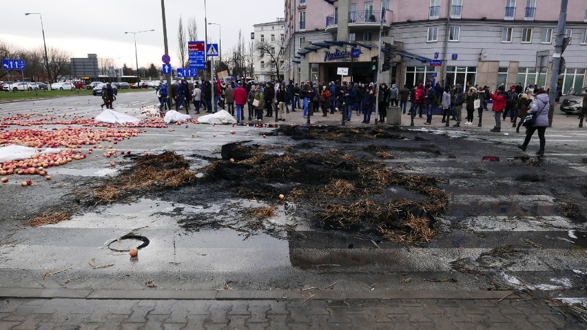 Protest rolników na pl. Zawiszy. Zniszczenia na kilkaset tysięcy złotych. ''Muszą być pokryte przez sprawców, nie warszawiaków'' [ZDJĘCIA]