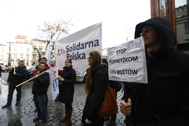 Od ponad tygodnia trwają protesty i zbieranie podpisów pod petycjami do krakowskiego Zarządu Infrastruktury Komunalnej i Transportu o cofnięcie zmian.