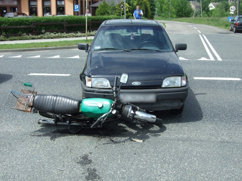 Poszkodowany 57-letni motorowerzysta potrącony przez...