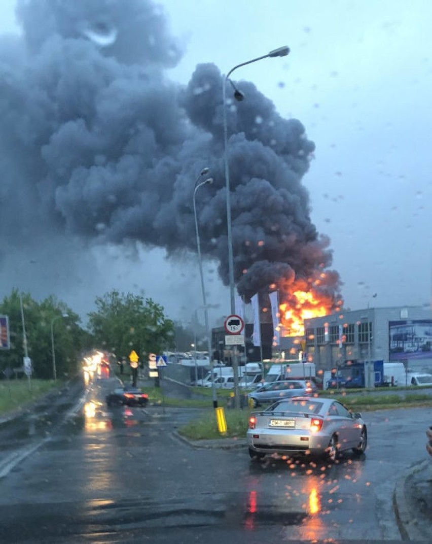 Duży pożar salonu mercedesa koło Korony (ZDJĘCIA) 