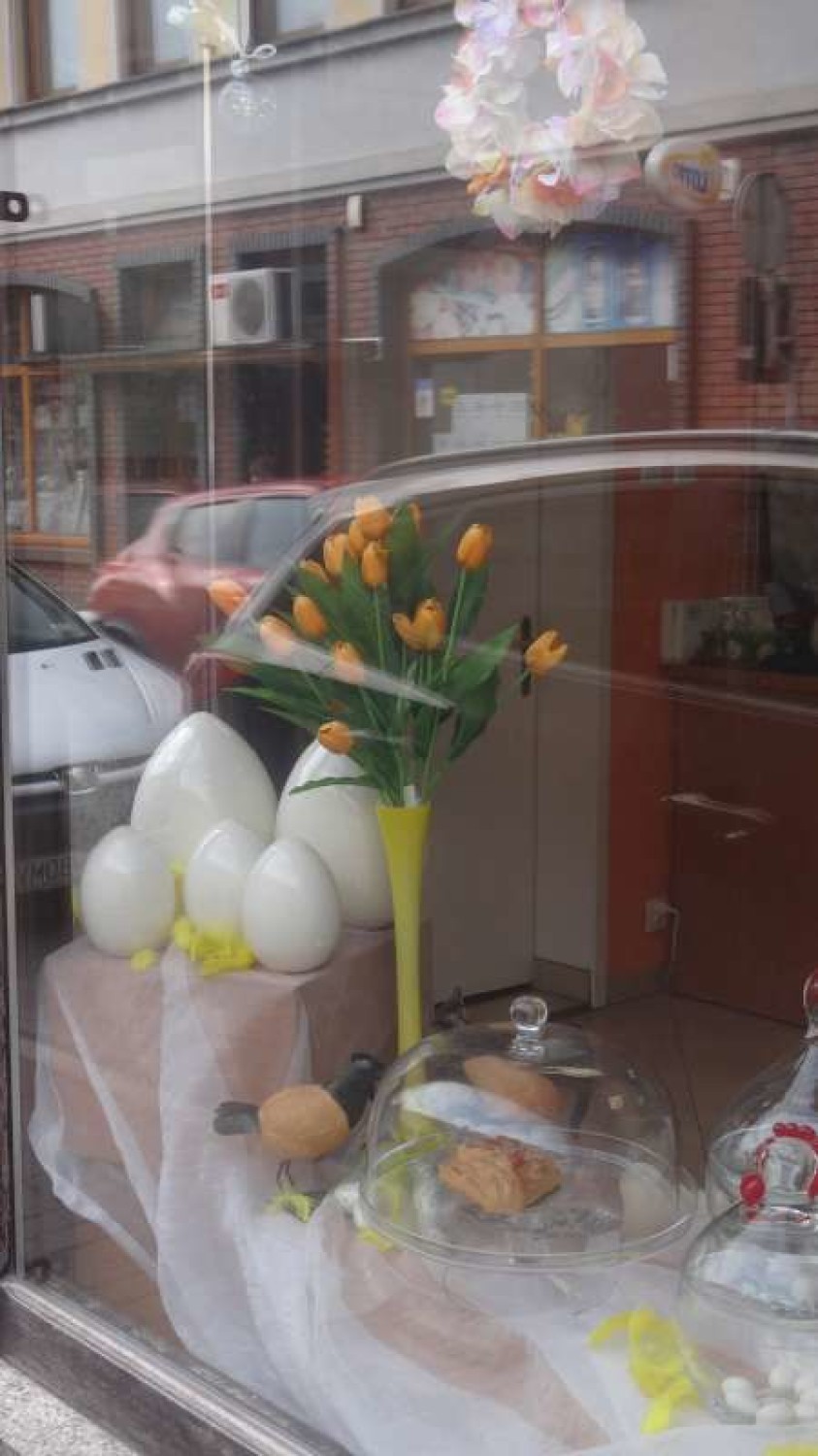 Wielkanoc w witrynach sklepów i na targowisku miejskim