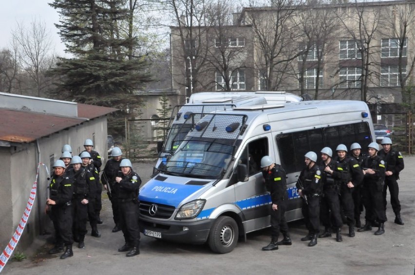 Policjanci uratowali turystów z uprowadzonego autobusu - ćwiczenia katowickiej prewencji FOTO, WIDEO