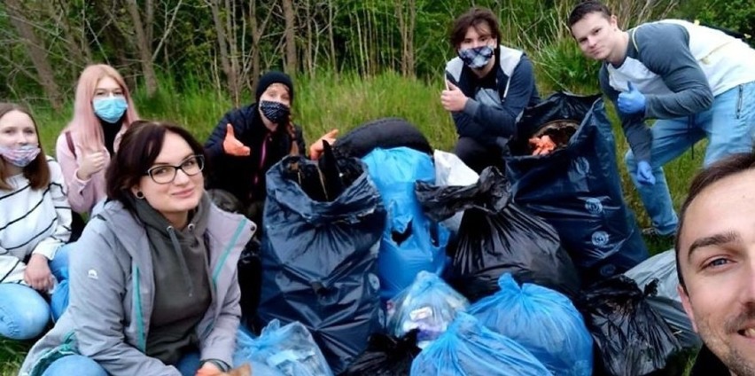 Uzbierali na polu i w lesie aż 20 worków śmieci