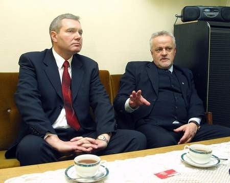 Minister Andrzej Barcikowski (z prawej) mianował wczoraj  szefem delegatury poznańskiej ABW Ireneusza Wróblewskiego.  Fot.T.Rytych