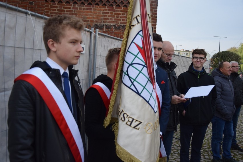 Hymn Polski odśpiewało około 1 tys. uczniów Elektryka.