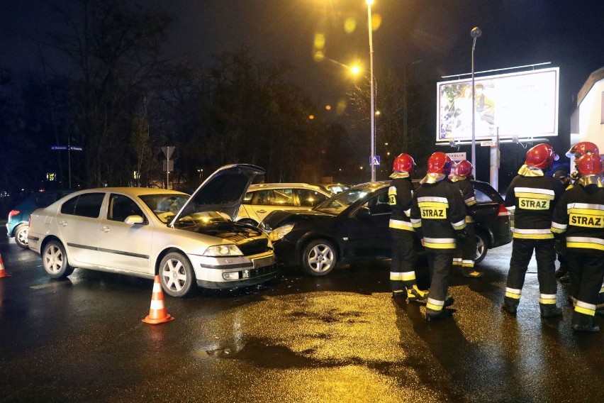 Wrocław. Czołowe zderzenie aut na skrzyżowaniu ulic: Bystrzyckiej i Balonowej  [ZOBACZ ZDJĘCIA]