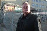Jerzy Synowiec wali w ścianę sklepu Józefa Finstera