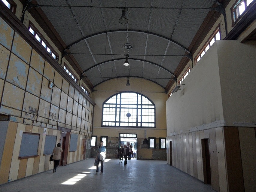 Remont w budynku dworca kolejowego w Chebziu