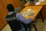 Tomaszowscy policjanci rozbili narkotykowy biznes. Zarzuty usłyszało dwóch mężczyzn