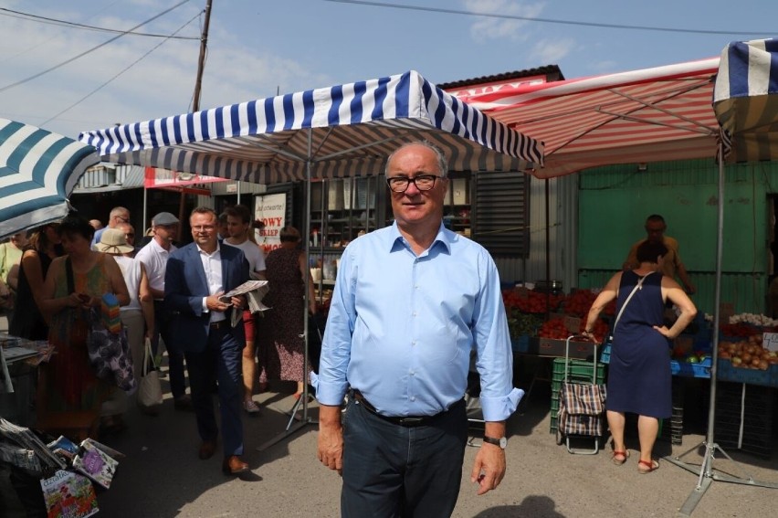 Politycy Lewicy, Czarzasty, Szejna i Chłodnicki na kieleckich bazarach. "Ludzie są podzieleni". Zobaczcie zdjęcia