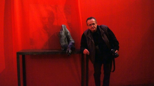 Artysta Krzysztof M. Bednarski obok swej pracy na wystawie &quot;THYMOS. sztuka gniewu 1900 - 2011&quot; w Centrum Sztuki Współczesnej w Toruniu.