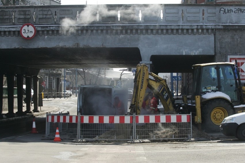 Poważna awaria ciepłociągu na ul. Brama Głogowska w Legnicy