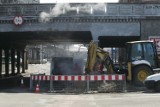Poważna awaria ciepłociągu na ul. Brama Głogowska w Legnicy [ZDJĘCIA]