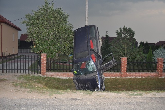 Powiat hrubieszowski: Zaparkowali auto na słupie