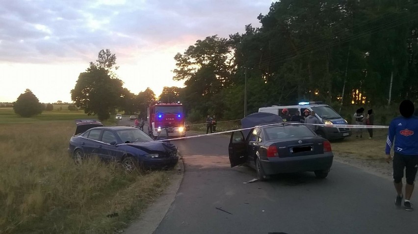 Wypadek w Ceniawach w gminie Będków. Czołowo zderzyły się dwa samochody [ZDJĘCIA]