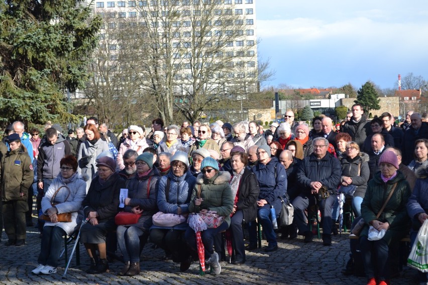 Tłum ludzi na placu Zwycięstwa w Pile. Odbyła się Msza Święta dziękczynna za św. Jana Pawła II [ZOBACZ ZDJĘCIA]