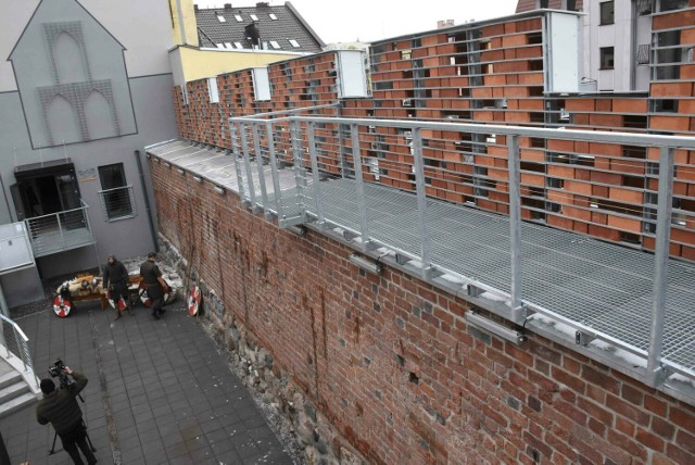 Zakończyła się rewitalizacja fragmentu średniowiecznego muru miejskiego Inowrocławia. Jest nową atrakcją turystyczną na mapie miasta. Znajduje się przy ul. Kasztelańskiej, w sąsiedztwie Niebieskiej Kamienicy Kujawskiego Centrum Kultury