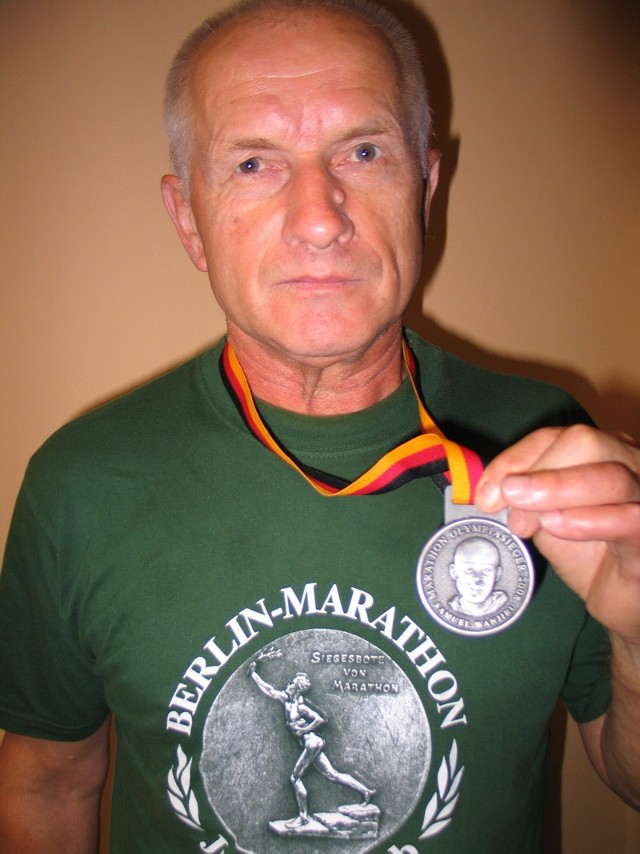 Sycowski biegacz z medalem przywiezionym z Berlina