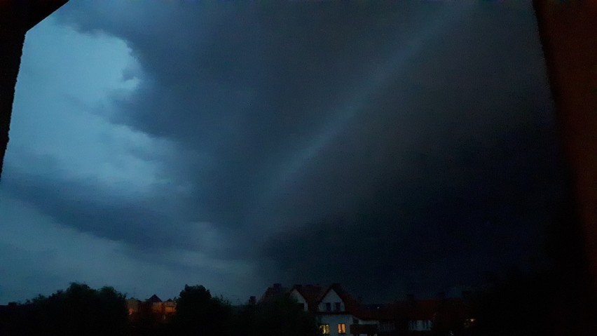 Nawałnica nad Pomorzem: Burze, grad i silny wiatr. Awarie prądu!