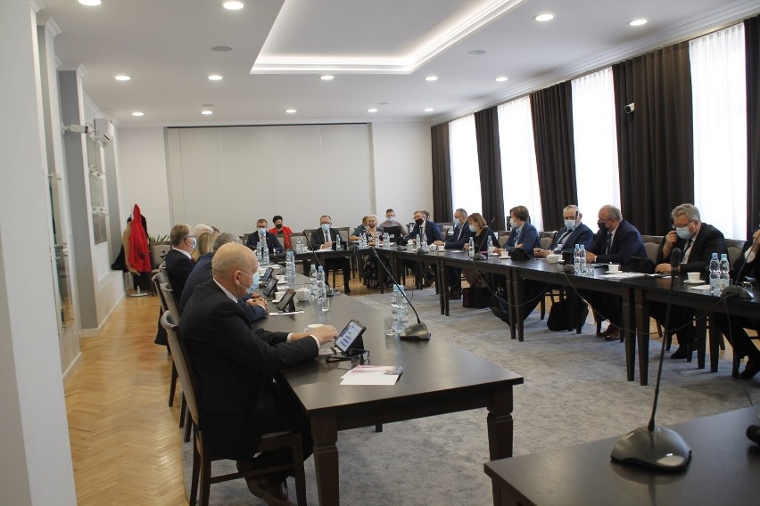 Rada Powiatu przyjęła „Strategię rozwoju Powiatu Jarosławskiego na lata 2021 – 2030”