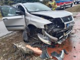 Śmigno. Wypadek na drodze powiatowej pod Tarnowem. Dwie osoby ranne po zderzeniu samochodu z betonowym mostkiem