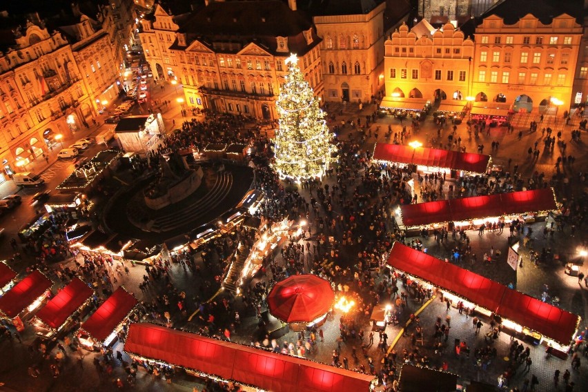 Stare Miasto Pragi podczas Bożego Narodzenia jawi się niczym...