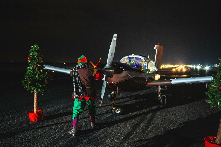 Na lotnisku w Jasionce jeszcze pod osłoną nocy wylądował Święty Mikołaj [ZDJĘCIA, WIDEO]