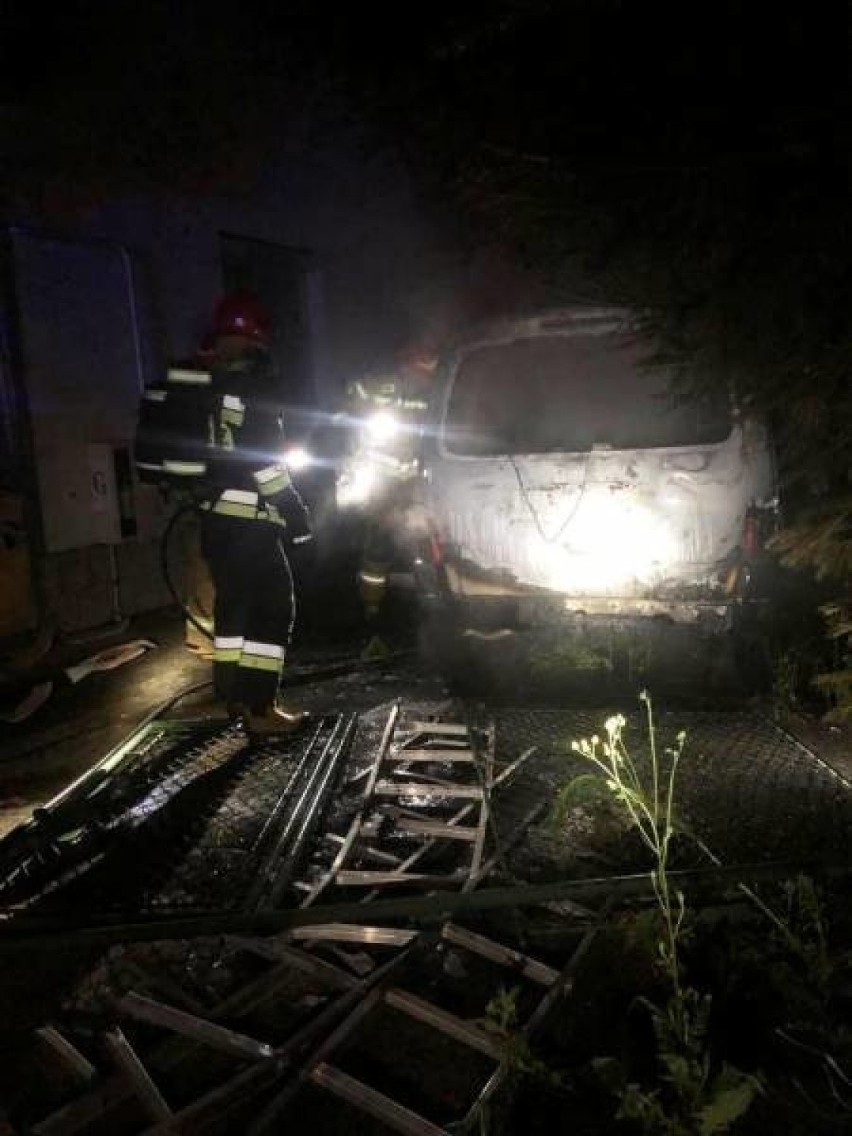 W nocy na ul. Dmowskiego spłonął samochód dostawczy