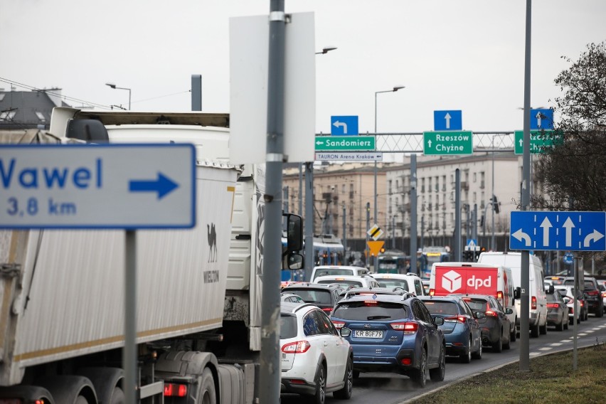 Kraków. Wróciła zimowa pogoda, ciężkie piątkowe popołudnie na drogach. Uwaga na oblodzenia! [ZDJĘCIA]