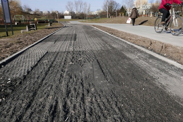 W zeszłorocznym budżecie partycypacyjnym dla Ursynowa realizowano projekt ścieżki rowerowej w Parku im. Romana Kozłowskiego, pod popularną Kopą Cwila. Minionej jesieni ścieżka wyglądała już na niemal gotową. Co się stało, że po dziś dzień nie można z niej korzystać? Szczegóły w artykule poniżej.