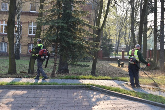 Sprzątanie od dawna zaniedbanego terenu przy szpitalu w Krośnie Odrzańskim. Pojawiło się mnóstwo ludzi, którzy zaoferowali swoją pomoc.