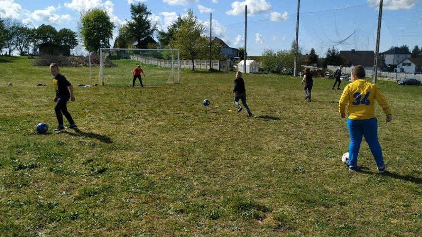 W gminie Luzino wznowili zajęcia sportowe dla dzieci na boiskach sołeckich |ZDJĘCIA
