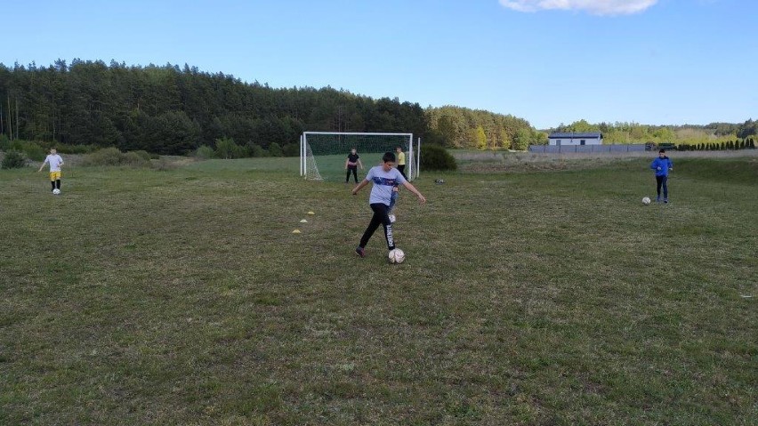 W gminie Luzino wznowili zajęcia sportowe dla dzieci na boiskach sołeckich |ZDJĘCIA