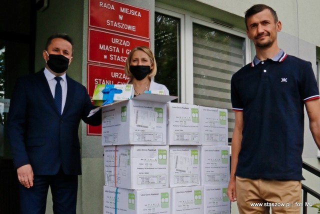 Rękawiczki od przedstawiciela firmy Cass Grzegorza Krupy, odebrali burmistrz Staszowa - Leszek Kopeć wraz z wiceburmistrz Ewą Kondek.
