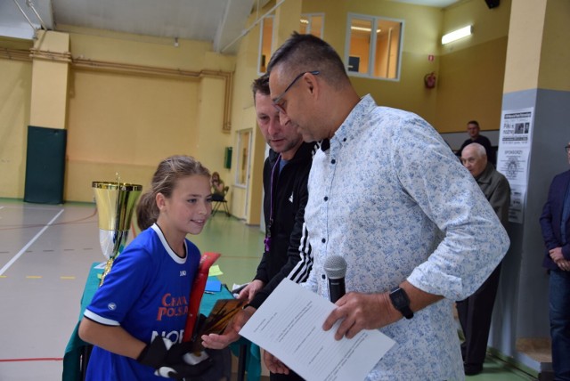 Ireneusz Drzewiecki gratuluje najlepszemu bramkarzowi turnieju, którym została Emilia Szafran, reprezentująca COPOW Kożuchów