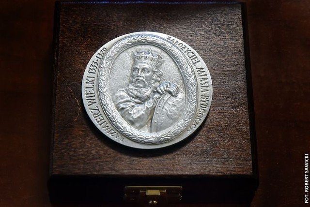 Tak prezentuje się okolicznościowy Medal Kazimierza Wielkiego, wręczany zasłużonym bydgoszczanom z okazji urodzin miasta