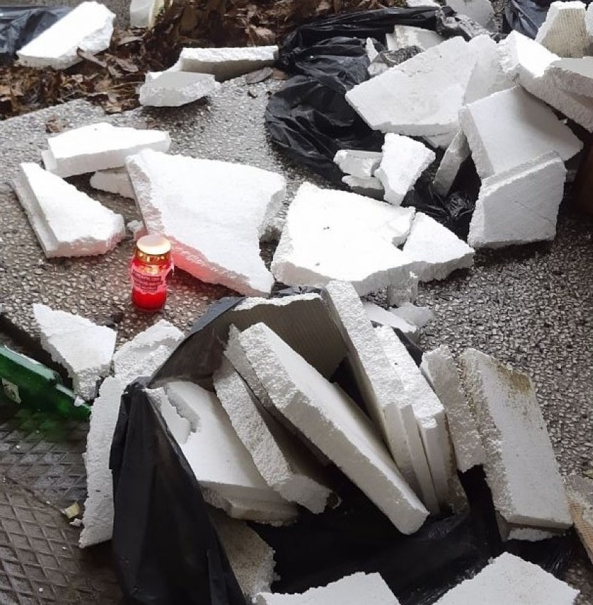 Kraków. Śmieci wyrzucone na schodach kościoła. Księża oburzeni
