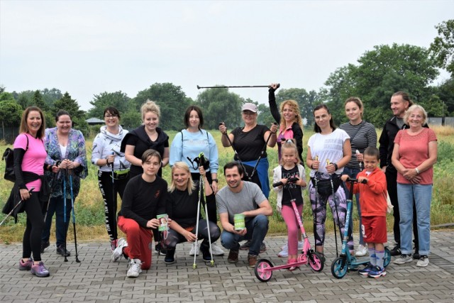 Charytatywny marsz dla Mai, wspierany przez dzienny dom Senior-WIgor w Zbąszyniu, Magdę Rybicką-Wachowską, instruktorkę Nordic Walking.