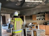 Kilka jednostek straży pożarnej gasiło pożar mieszkania w Białaczowie [ZDJĘCIA]