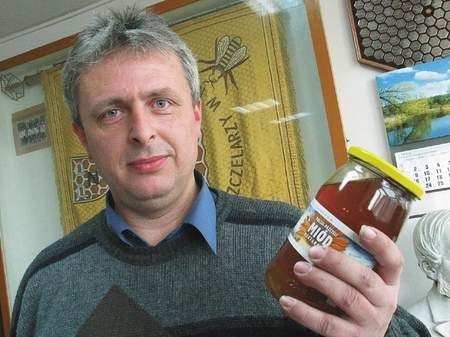 Dr Wiesław Londzin, wiceprezes Śląskiego Związku Pszczelarskiego, gwarantuje, że miód  zakupiony w pasiece jest najwyższej jakości. /bogdan kułakowski