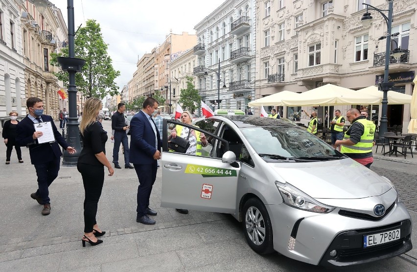 Manifestacja zakończyła się pod Łódzkim Urzędem Wojewódzkim....