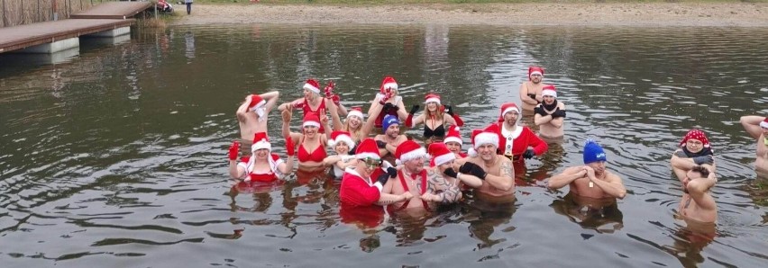 Mikołaje w wodzie! Świąteczna kąpiel morsów z Ostroroga i okolic