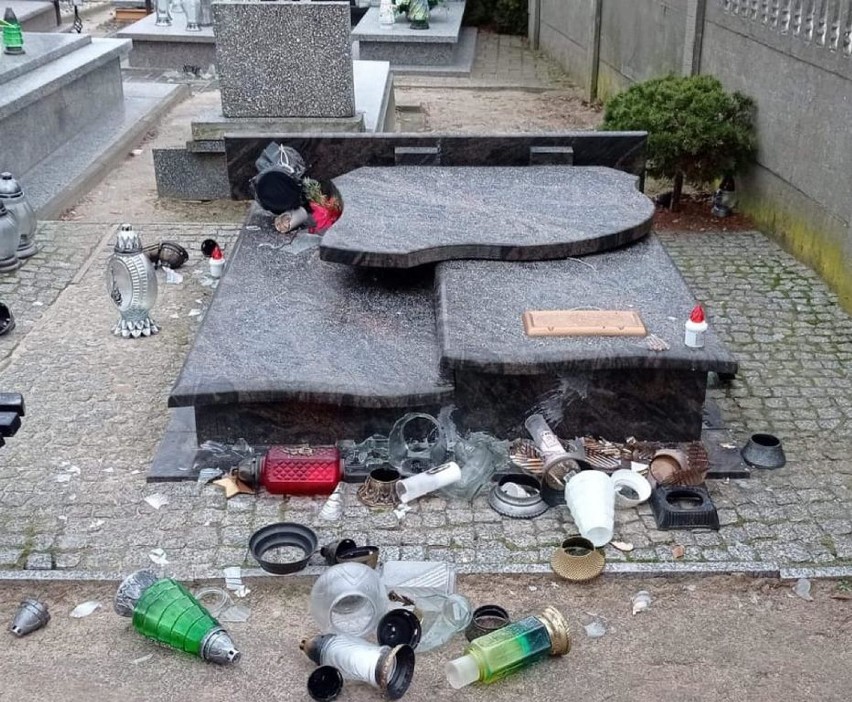 Zniszczone groby na cmentarzu w Piotrkowie Kujawskim