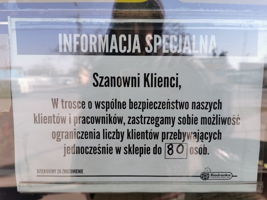 Klienci Biedronki przy ul. Kaliskiej we Włocławku skarżą się: Wpuszczają po 80 osób, jest ciasno! 